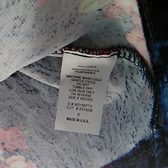 Navy Blue Floral Velvet Top. Size small. - Picture 4 of 6